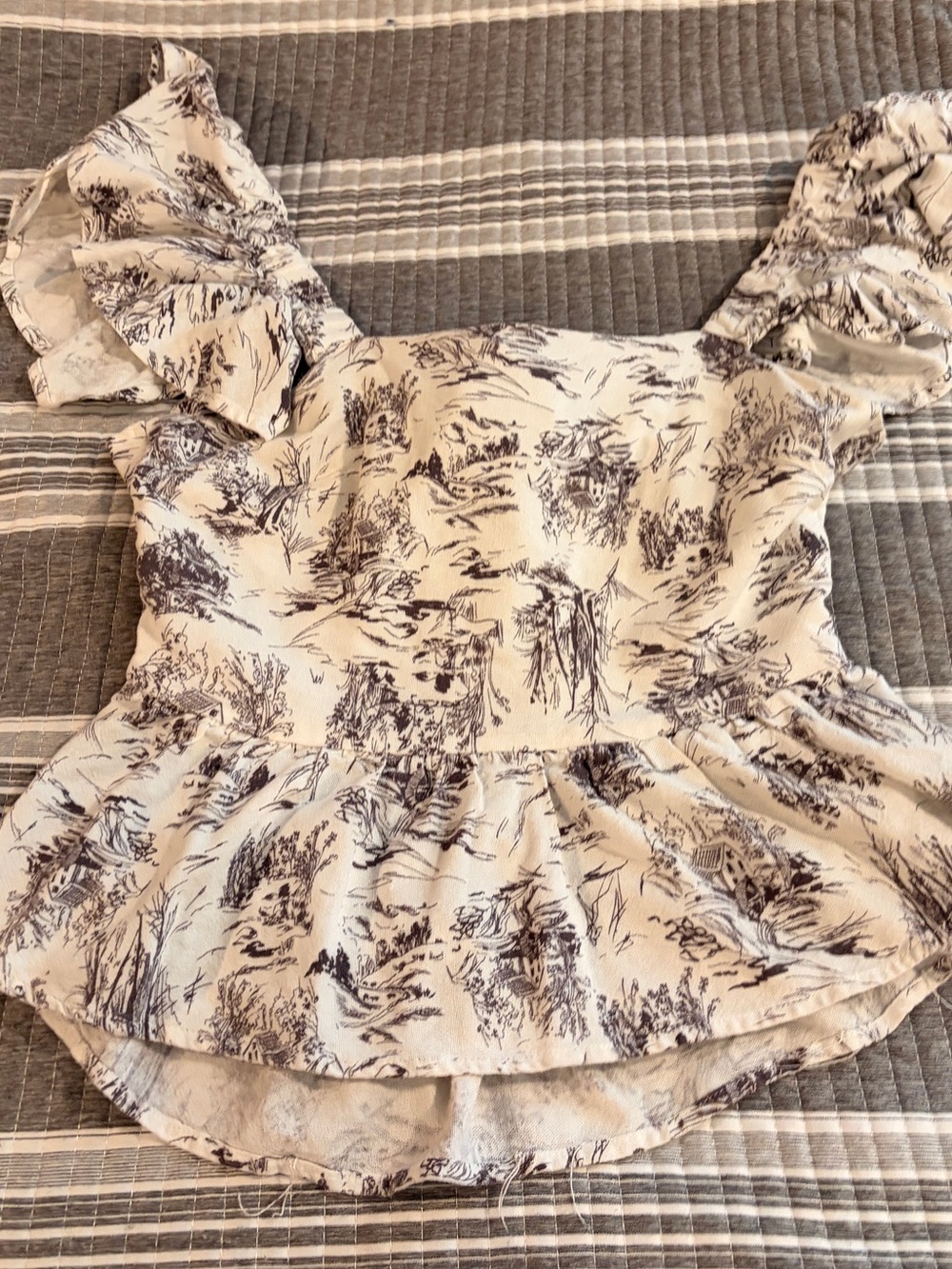 NWOT Women’s Large Francesca’s Ruffled Toile-Print Peplum Top with open back